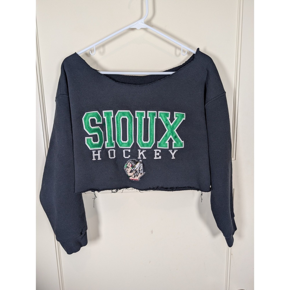 North Dakota Fighting Sioux Women's Size: L/XL Hockey Sweatshirt Logo Cropped
